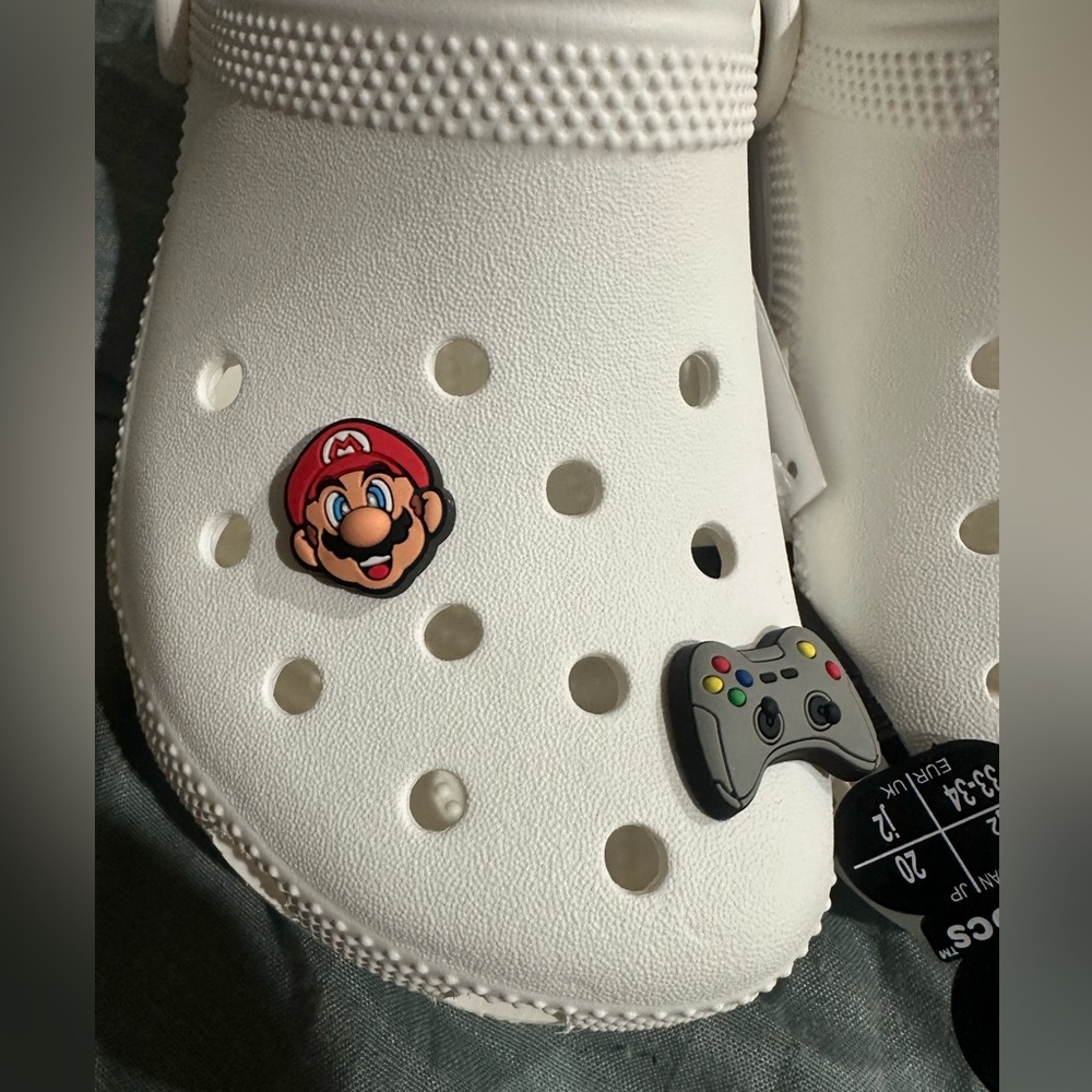 Brand New Boys size 2 White Crocs NWT with 4 Mario jibbitz included - Picture 3 of 6